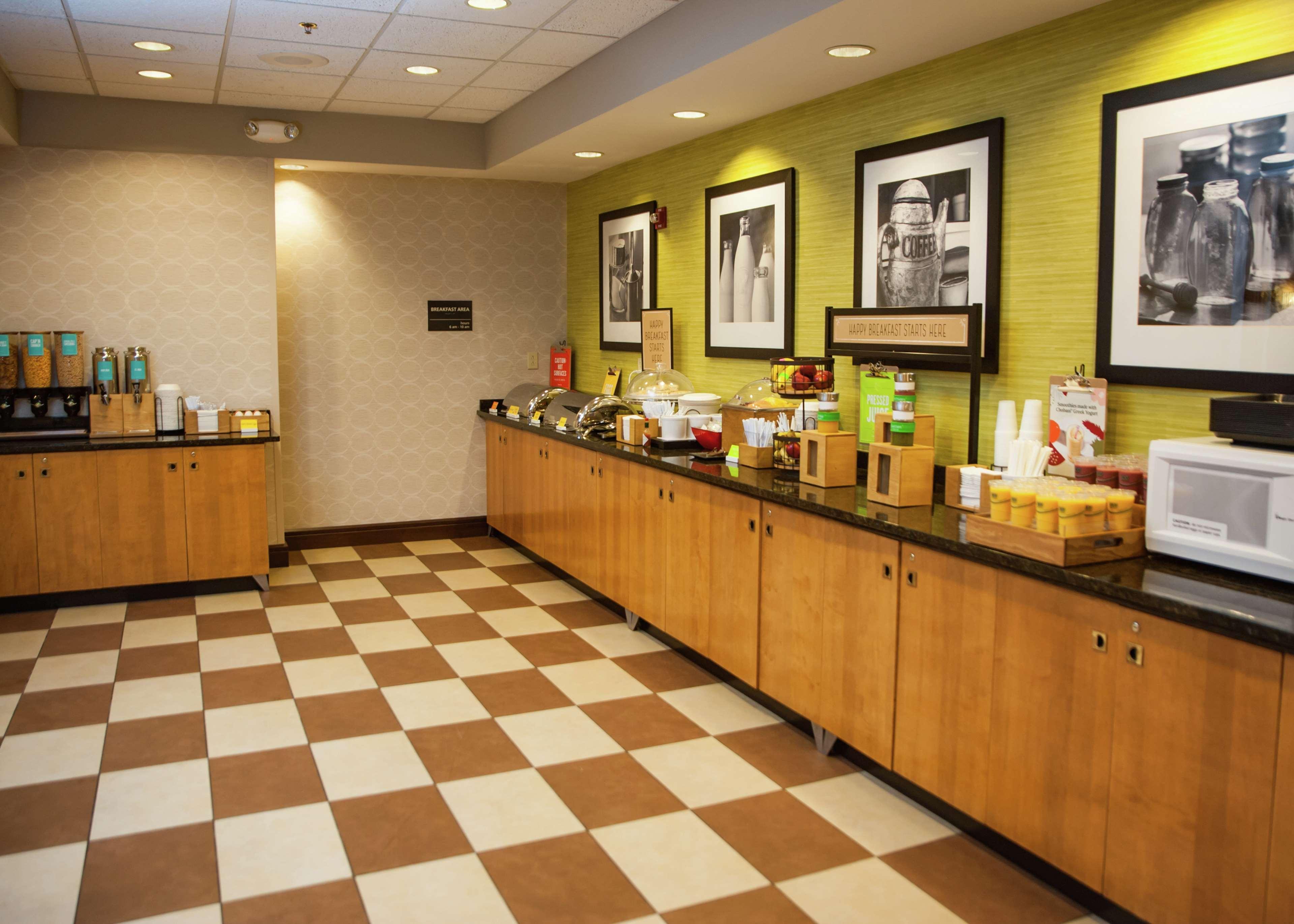 Hampton Inn Norfolk Exterior photo