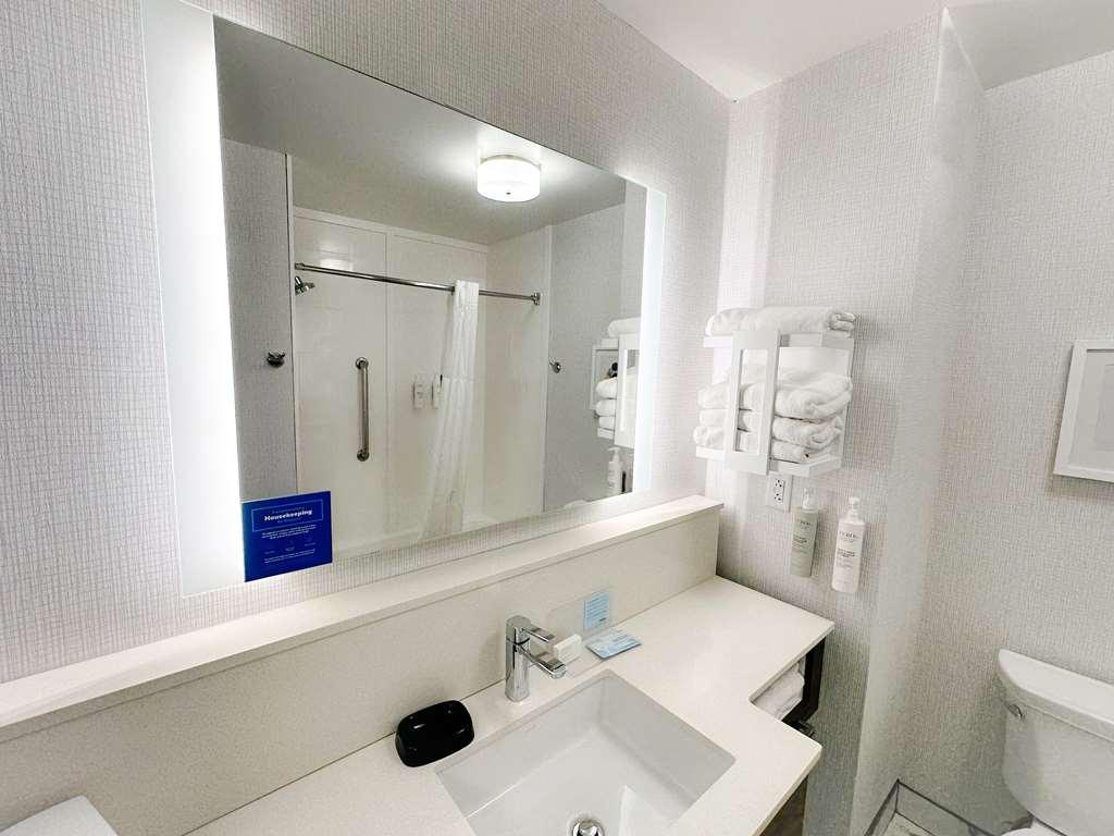 Hampton Inn Norfolk Exterior photo
