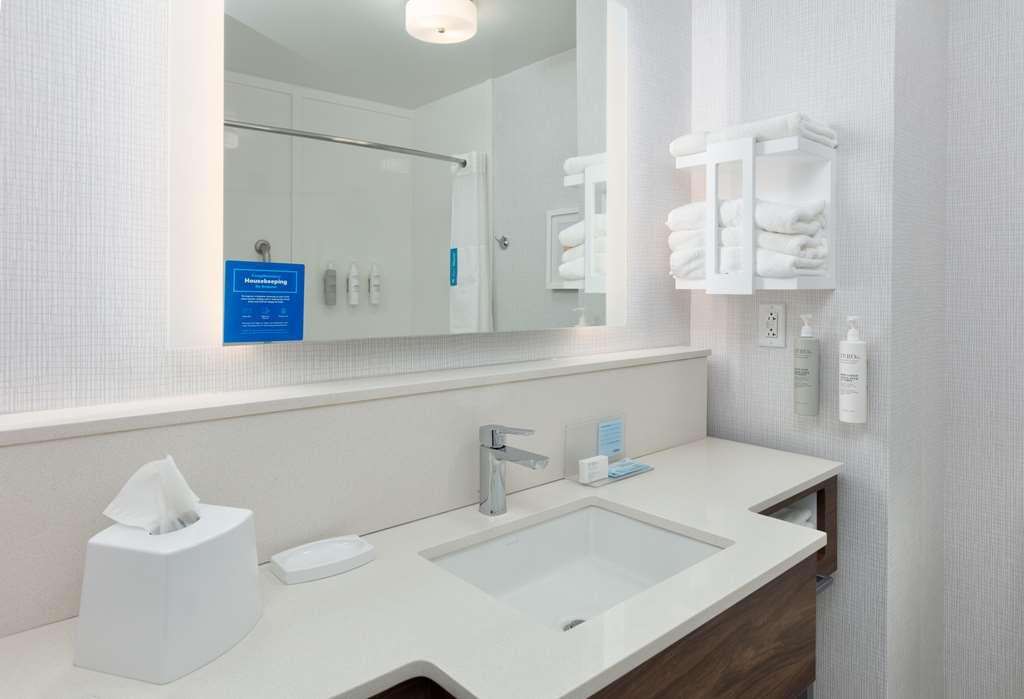 Hampton Inn Norfolk Room photo