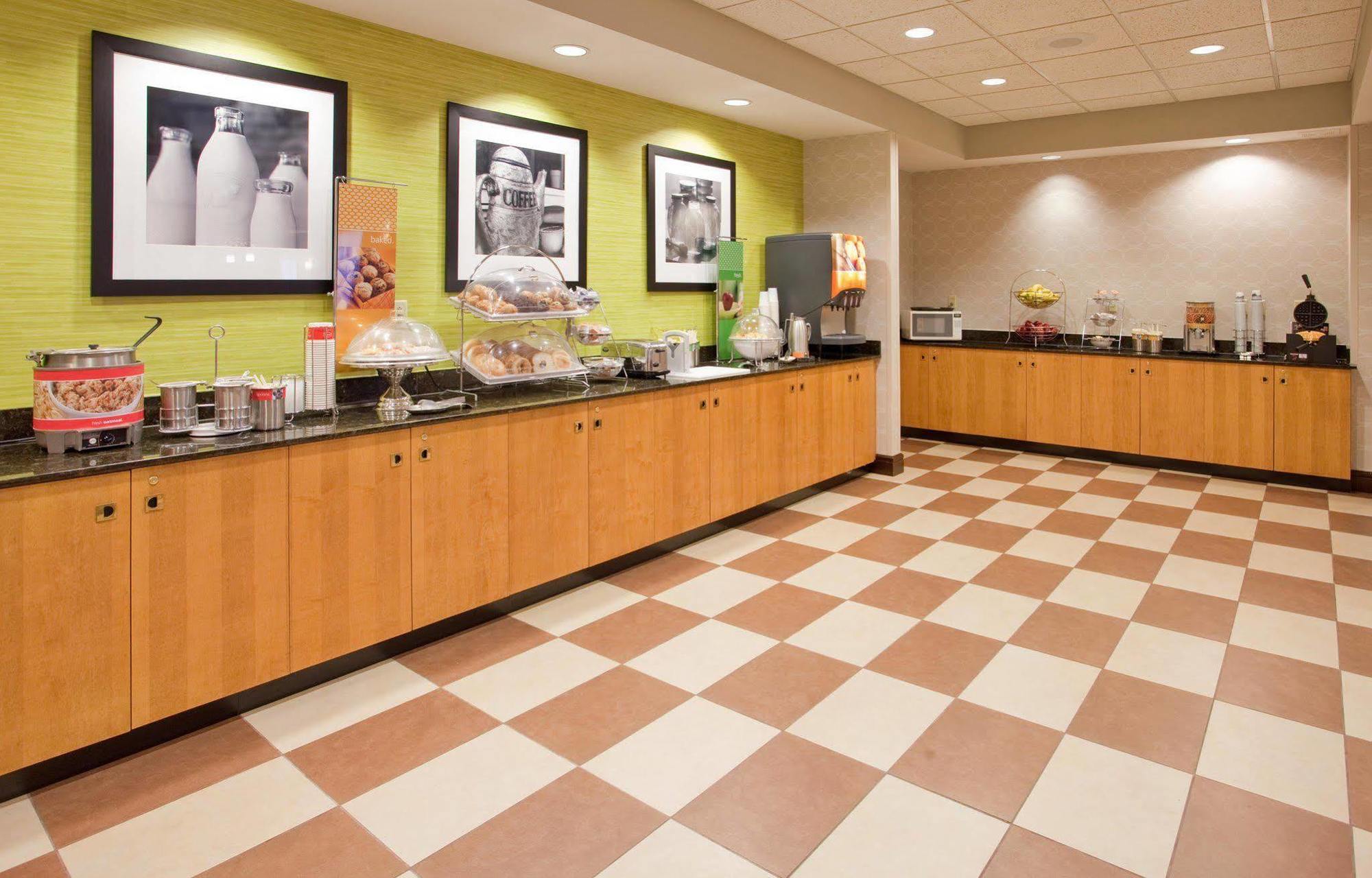 Hampton Inn Norfolk Exterior photo
